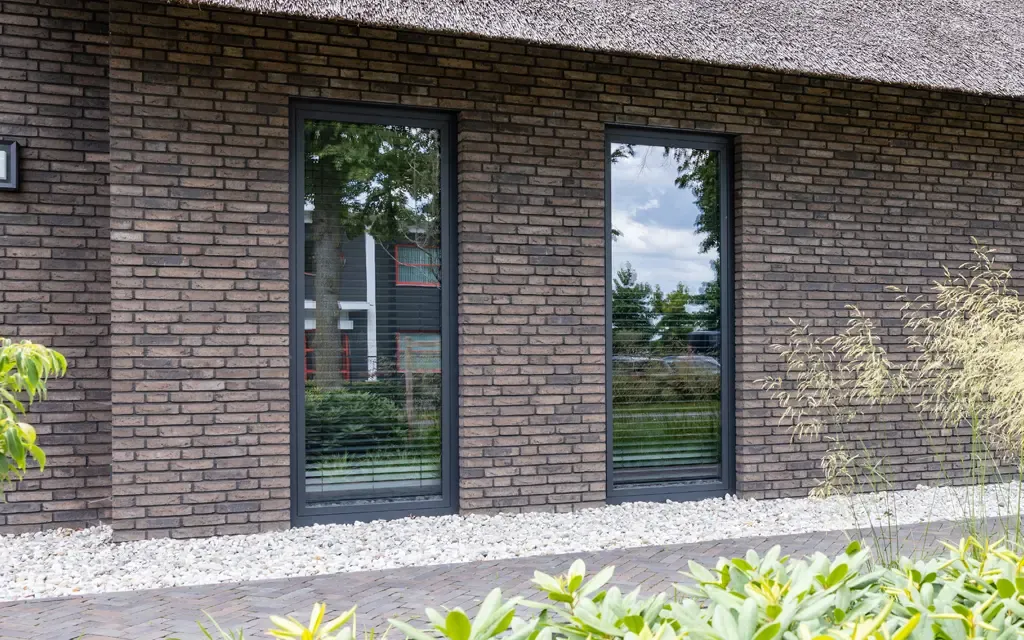 Modern huis met maatwerk kozijnen